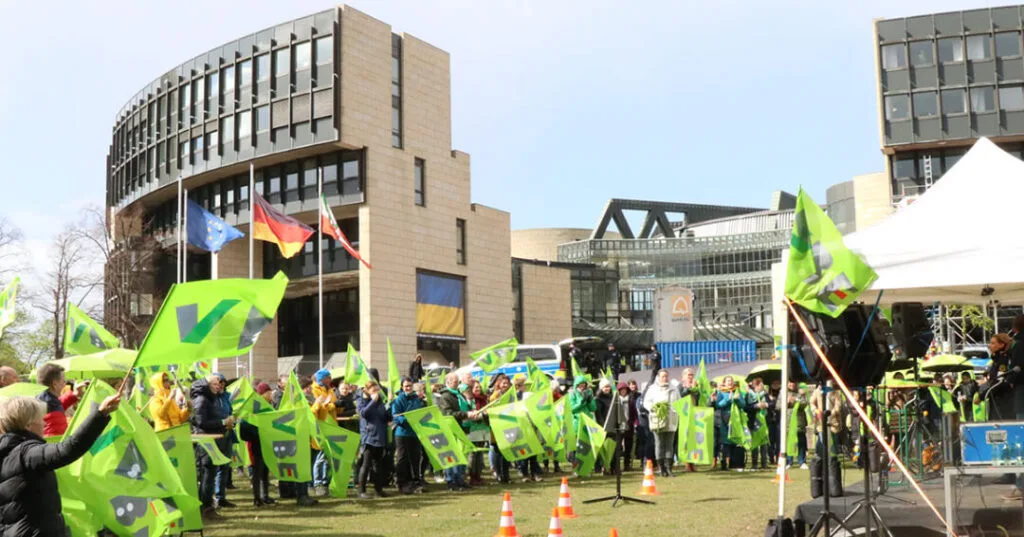 Stau auf A13 - Demo vor Landtag