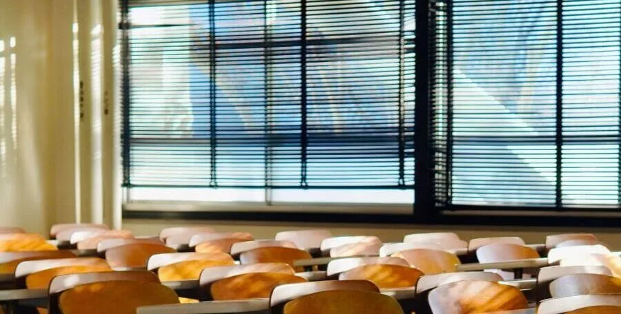 Freie Sitzplätze in einem Klassenzimmer nach Schulschluss